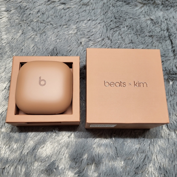 Beats Fit Pro x Kim Kardashian – True Wireless Noise Cancelling Earbuds - Picture 5 of 6